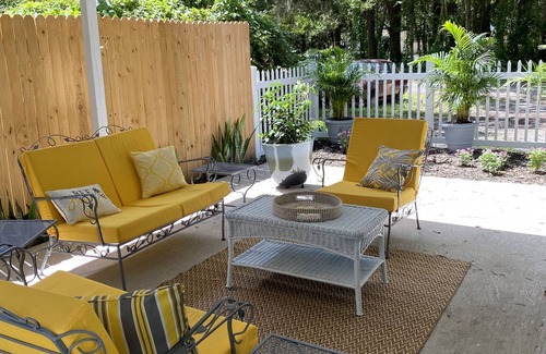 Pleasant Street Maison | Remodeled Vintage Private Home. <5 min to UF and Downtown