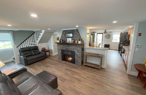 Lochmere Maison | Lake Winnisquam Waterfront Home - Newly Remodeled - Private Dock/AC/Kayaks/Dogs
