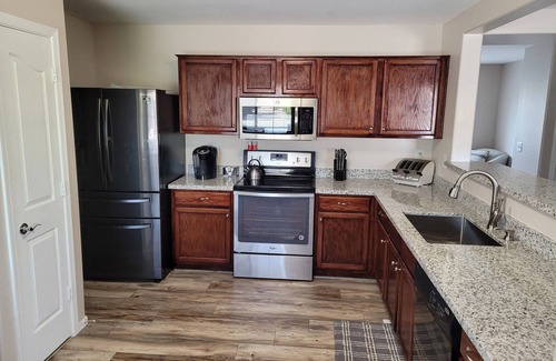 Maricopa Maison | Remodled Cheerful 3 Bedroom 2 bath Home with beautiful Oasis Pool.