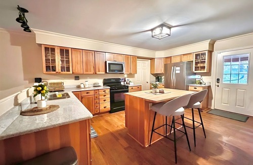 Bentonville Cabine | Remote Riverfront Cabin! Hot Tub * Fast Wi-Fi * Disc Golf * Pool Table * Canoes!