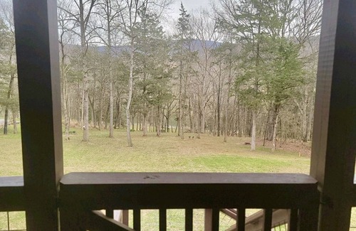 Bentonville Cabine | Remote Riverfront Cabin! Hot Tub * Fast Wi-Fi * Disc Golf * Pool Table * Canoes!