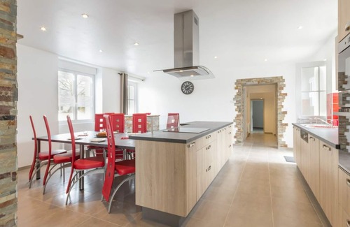 Saint-Hilaire-de-Chaleons Cottage | Gîte rénové près de la mer avec jardin clos, cheminée, Wifi et équipements bébé inclus.