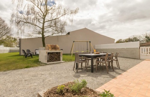 Saint-Hilaire-de-Chaleons Cottage | Gîte rénové près de la mer avec jardin clos, cheminée, Wifi et équipements bébé inclus.