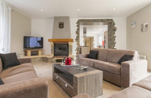 Saint-Hilaire-de-Chaleons Cottage | Gîte rénové près de la mer avec jardin clos, cheminée, Wifi et équipements bébé inclus.