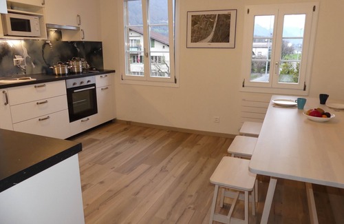 Boenigen Maison | Renovated flat in classic Chalet by the lake.