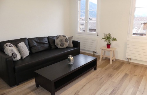 Boenigen Maison | Renovated flat in classic Chalet by the lake.