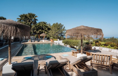 Sant Josep de sa Talaia Villa | Finca rénovée, piscine ,terrasse et jardin,vue mer et coucher de soleil