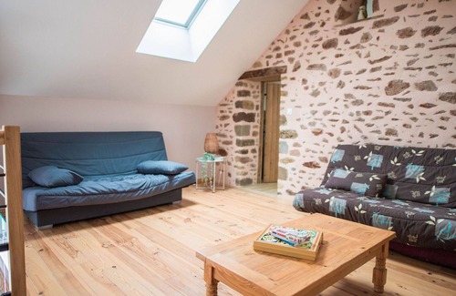 Saint-Leonard-des-Bois Cottage | Longère rénovée avec charme, 5 chambres, grand jardin, proche du village, idéale pour 15 pers.