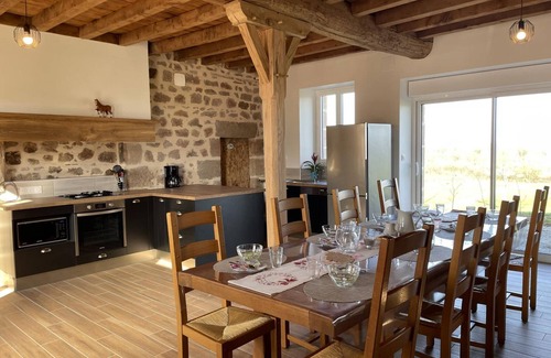 Ygrande Cottage | Maison de ferme rénovée 18ème avec jardin, cheminée, Wi-Fi et parking