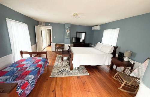 Hiwassee Autre | Renovated 1900s Farmhouse on The New River!