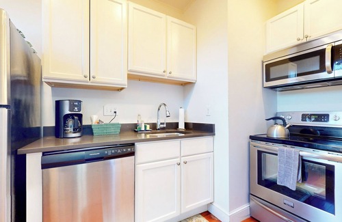 Cleveland Circle Appartement | Rénové 1BED, étapes pour MBTA, boutiques et restaurants