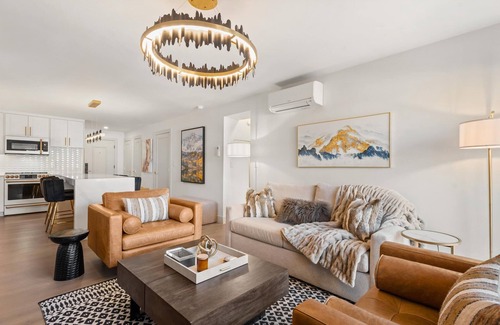 Downtown Appartement | Renovated 2 BR/2 BA In Town with AC!
