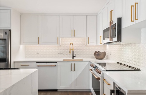 Downtown Appartement | Renovated 2 BR/2 BA In Town with AC!