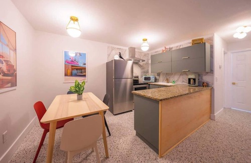 Bay Esplanade Appartement | Renovated 2025 - Retro Beach Oasis with Color Pop