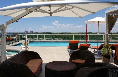 Coconut Grove Appartement | Rénové 21ème Fl. Unité privée située dans l'hôtel Coconut Grove!