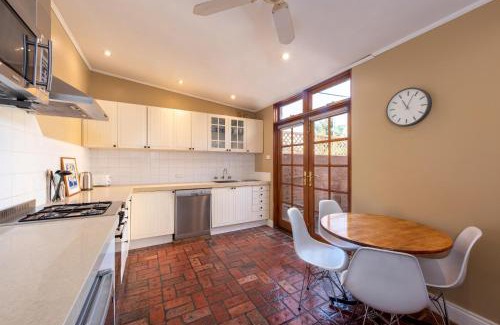 Princes Hill Maison | Renovated 2B 1B Victorian House in Princes Hill