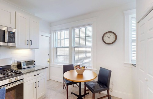 Coolidge Corner South Side Appartement | Renovated 2B, In-unit Laundry, Longwood, 1st Flr