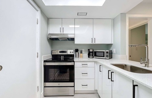 Lauderdale Harbours Copropriété | Renovated 2BR with Pool & Modern Amenities