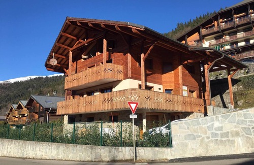 Morzine Appartement | 3 pièces rénové avec terrasse, cheminée, animaux admis, parking et wifi à Morzine