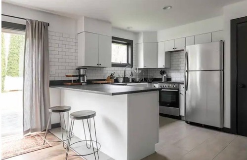 Austerlitz Maison | Renovated 4 BR 3 BA Barn; 30 mins to Hudson, 15 mins to the Berkshires!