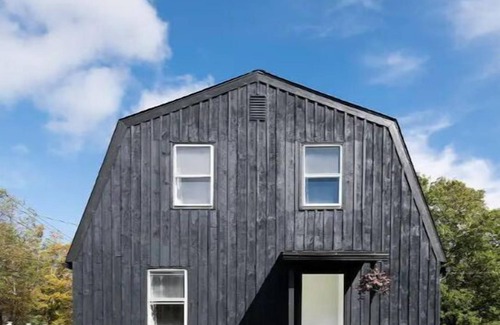 Austerlitz Maison | Renovated 4 BR 3 BA Barn; 30 mins to Hudson, 15 mins to the Berkshires!