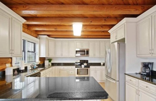 Prosperity Church Road Maison | Renovated 5BR/3BA Cabin w/ Rec Room