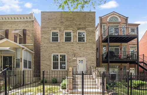 Grand Boulevard Maison | Renovated 6 Bedroom 5 Bathroom Home 10 Minutes from Downtown Chicago