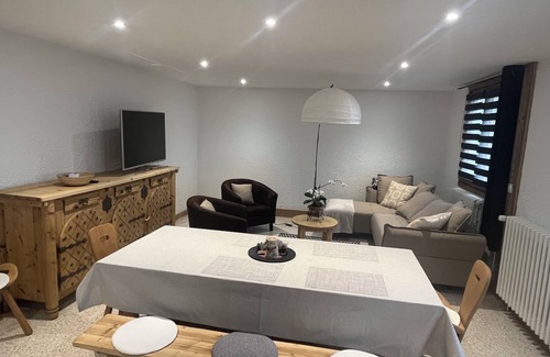 Araches-la-Frasse Appartement | Renovated 75m2 apartment with balcony and panoramic view.