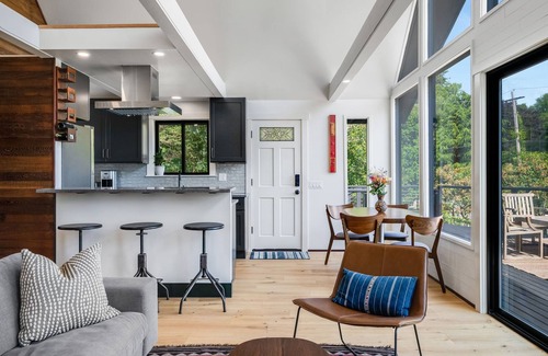 South Colby Maison | Renovated A-frame with water view