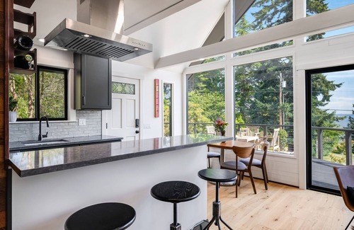 South Colby Maison | Renovated A-frame with water view
