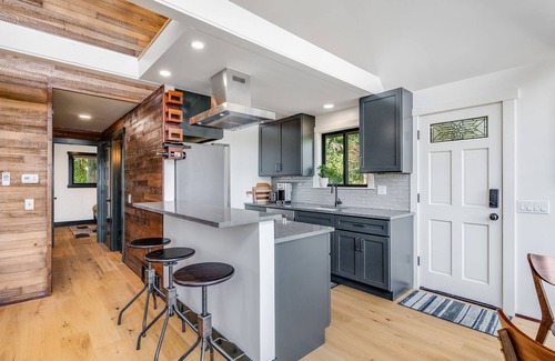 South Colby Maison | Renovated A-frame with water view