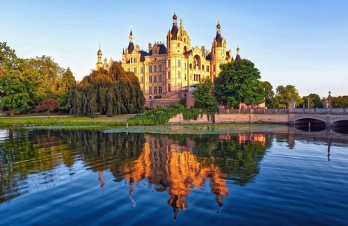 Schwerin Appartement | Renovated apartment in listed villa with lake view