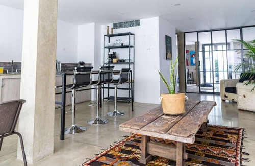 Cali Appartement | Renovated APT Perfect for Romantic Weekend Getaway