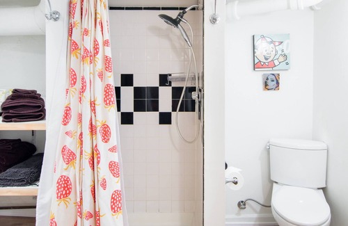 Mapleton Hill Maison | Renovated basement studio in historic Mapleton Hill.