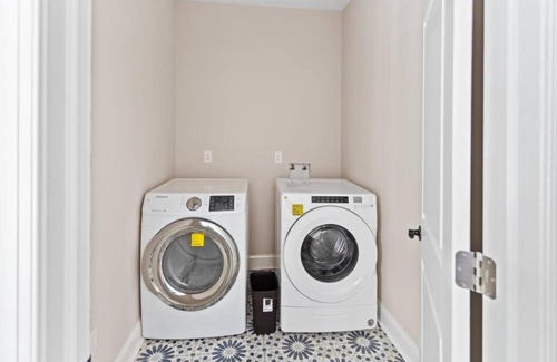 Atlantic City Maison | Renovated Beach Block 7BR North Beach Atlantic City - Steps to Beach & Casino