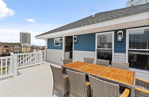 Atlantic City Maison | Renovated Beach Block 7BR North Beach Atlantic City - Steps to Beach & Casino