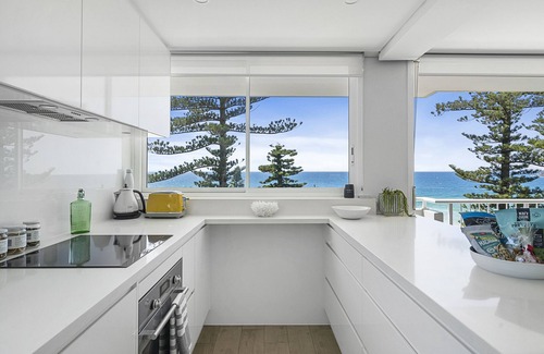 Sydney Appartement | Renovated Beachfront with Stunning Views of Beach & Promenade