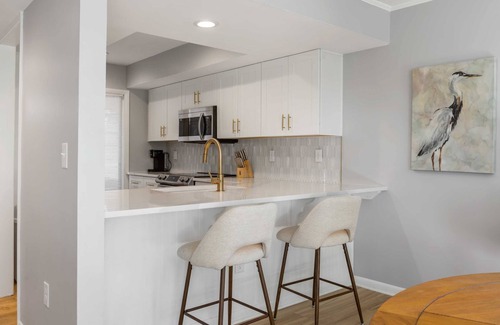 Spinnaker Beachhouses Villa | Renovated & Beautiful 2BR/2BA Villa! Easy walk to Beach & Club! Amenity Cards!