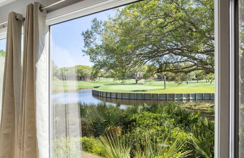 Spinnaker Beachhouses Villa | Renovated & Beautiful 2BR/2BA Villa! Easy walk to Beach & Club! Amenity Cards!