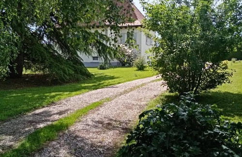Arpajon-sur-Cere Cottage | Gîte rénové proche Aurillac, jardin & garage