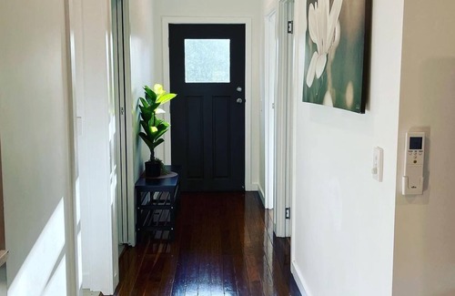 Clontarf Maison | Renovated cottage- short walk to the beach