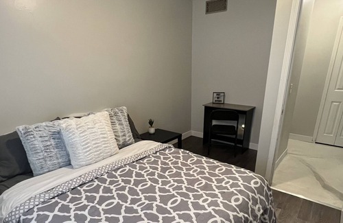 Lansing Maison | Renovated Cozy home! 15 mins to Sparrow & MSU! Washer/dryer. Pet friendly.