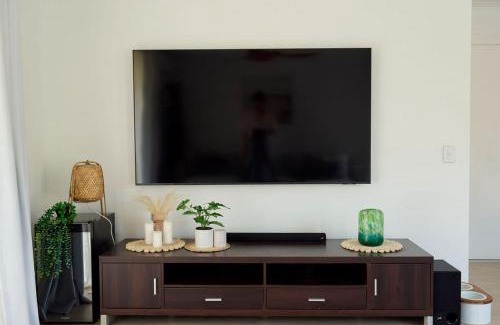 Varsity Lakes Maison | Renovated Family Retreat Pet Friendly