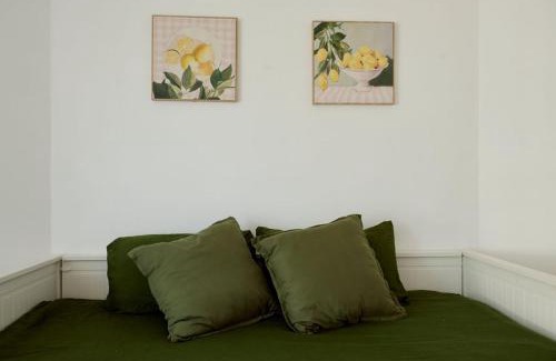 Varsity Lakes Maison | Renovated Family Retreat Pet Friendly