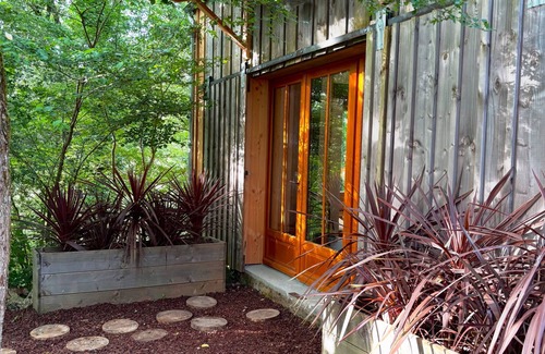 Couze-et-Saint-Front Maison | Renovated barn in the trees with terrace on stilts surrounded by vegetation