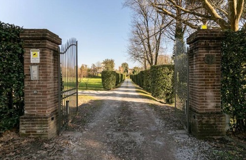 Capannori Maison | Renovated Grange in a Renaissance Villa Park