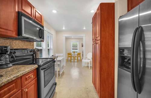 Southwest Coconut Grove Maison | Renovated Grove Bungalow | Steps from Coconut Grove