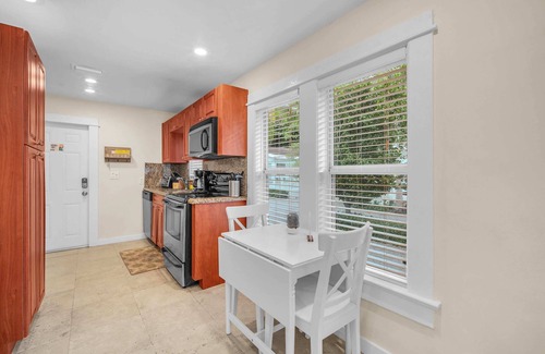 Southwest Coconut Grove Maison | Renovated Grove Bungalow | Steps from Coconut Grove