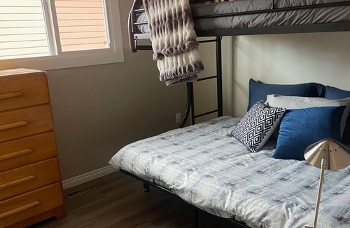 Cochrane Maison | Renovated full duplex w/private space, right in town, 1hr to the Rocky Mountains