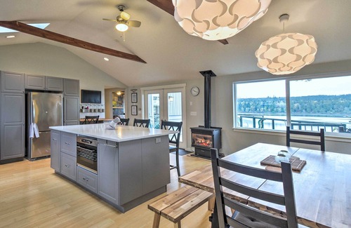 Kingston Maison | NEW! Renovated Kingston Home: Game Room & Deck!